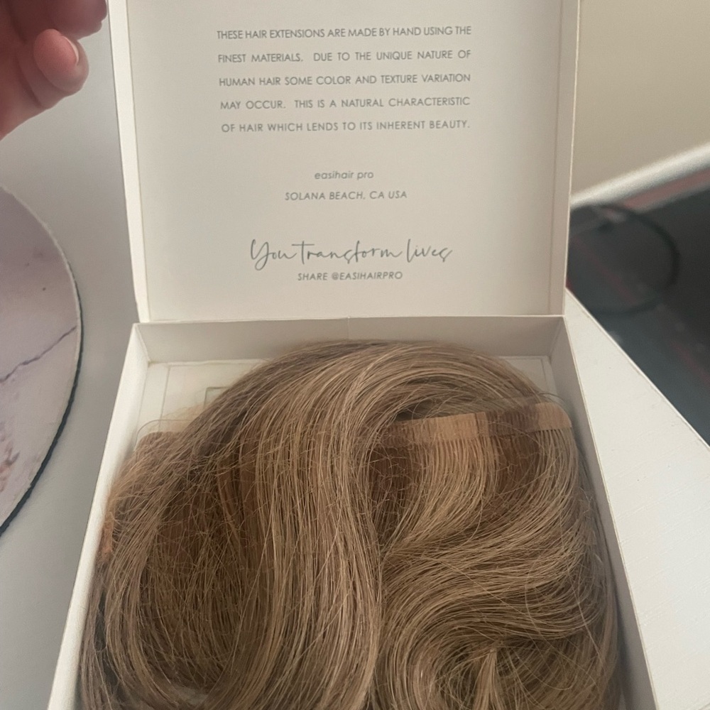 New in box!  Easi Hair Pro Crème Soda Blond Tape in Hair Extensions